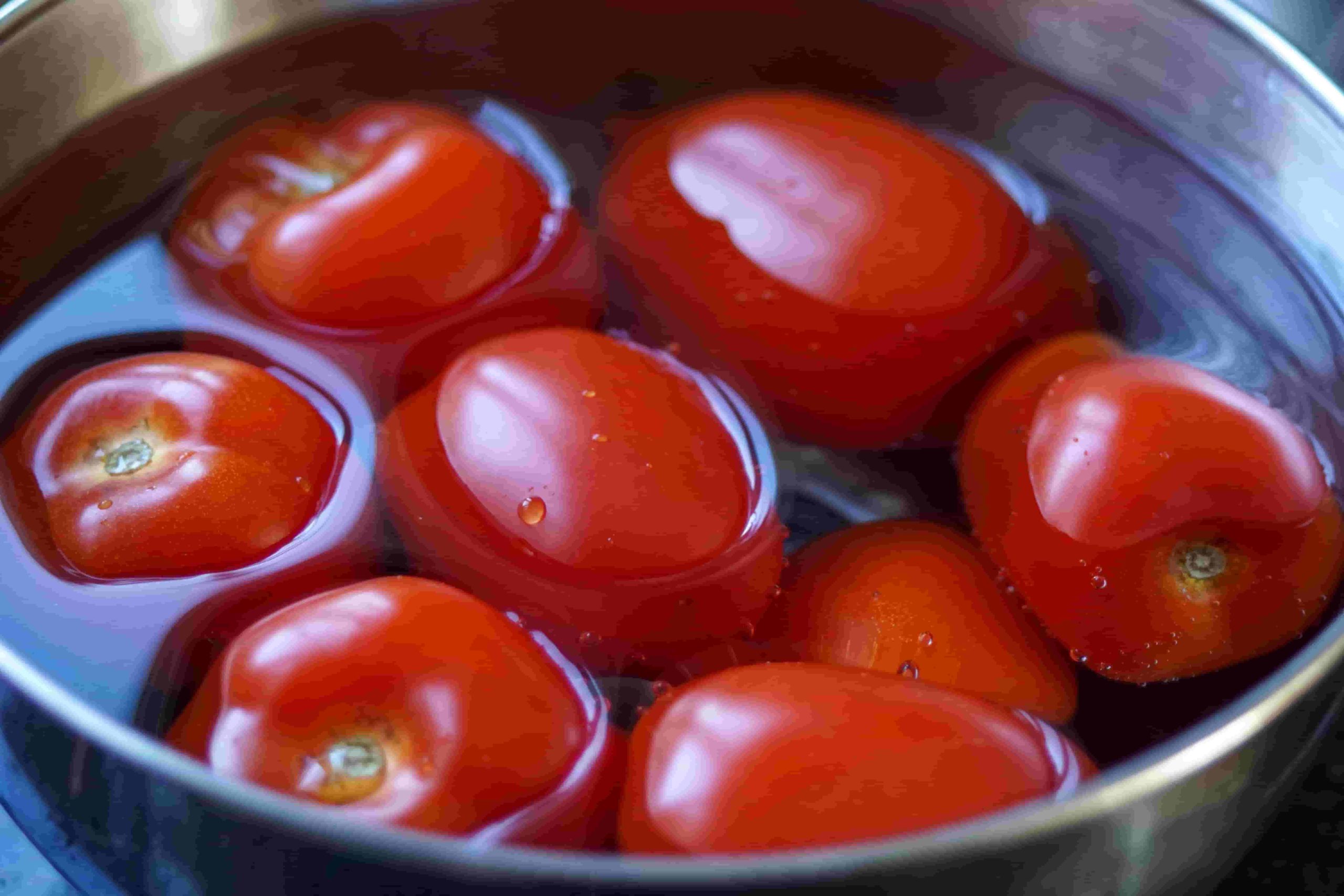 metal bowl with water and tomatoes to save water