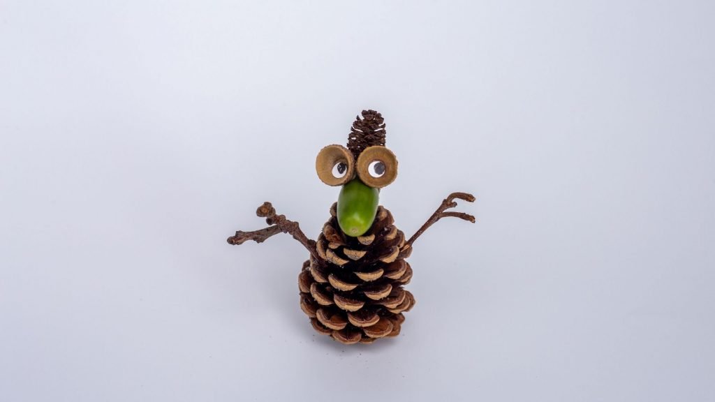 nature craft idea: pine cone characters